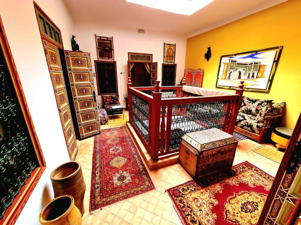 梅克内斯Riad Dar Pa Labzioui的一间客厅,里面布满了地毯