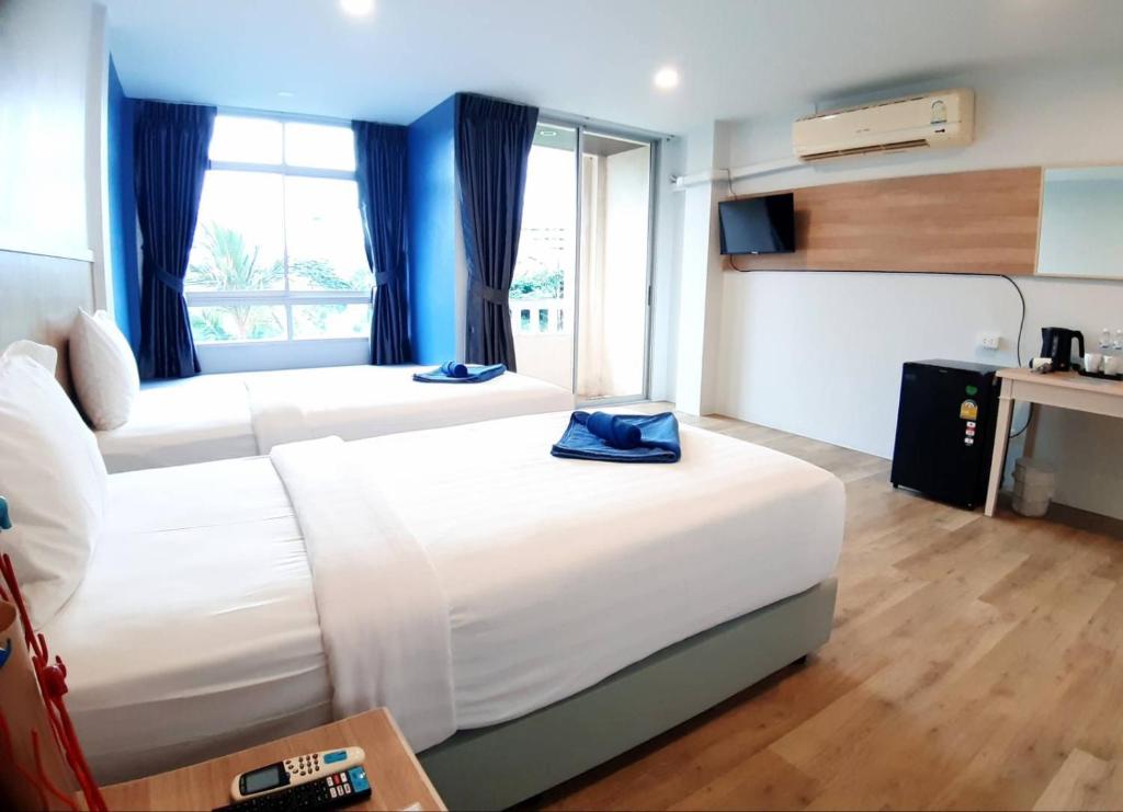 卡伦海滩Karon Living Room - SHA Plus的酒店客房设有两张床和窗户。
