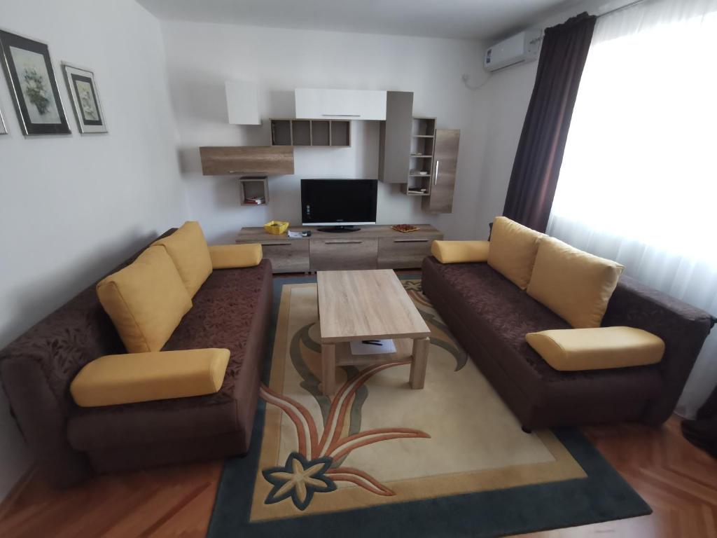 斯特鲁米察007 Apartments - Strumica, Macedonia的客厅配有沙发和桌子