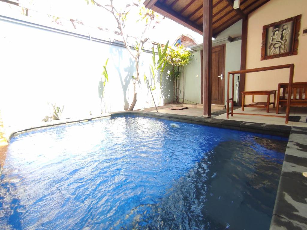 吉利特拉旺安萨哈巴别墅的房屋前的游泳池