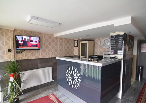 埃尔祖鲁姆Saltuk Hotel的一个带柜台的厨房和墙上的电视
