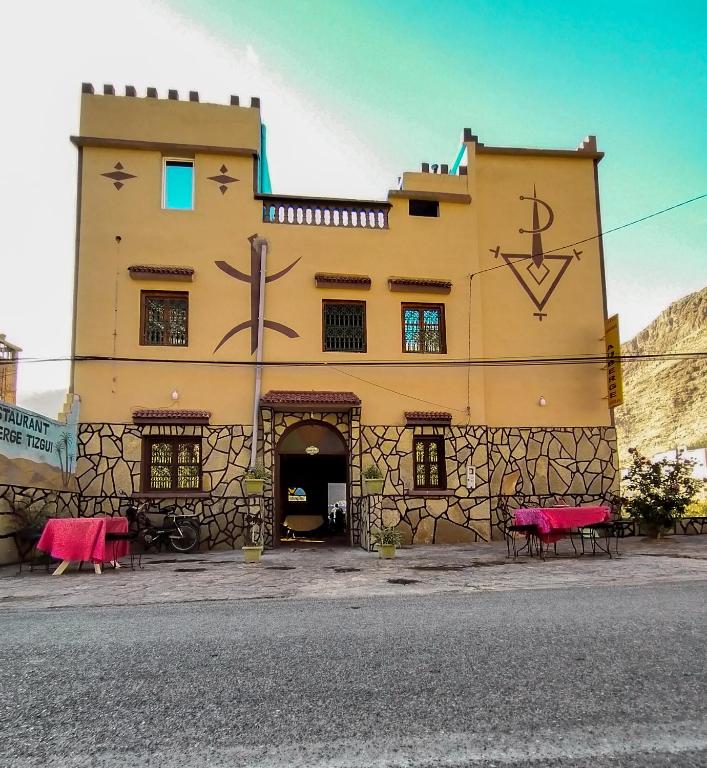廷吉尔auberge restaurant tizgui的建筑的侧面有十字架