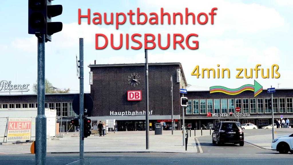 杜伊斯堡ELENA flat Tulpe Duisburg Zentrum的带有读写 ⁇ 指发音符的建筑物