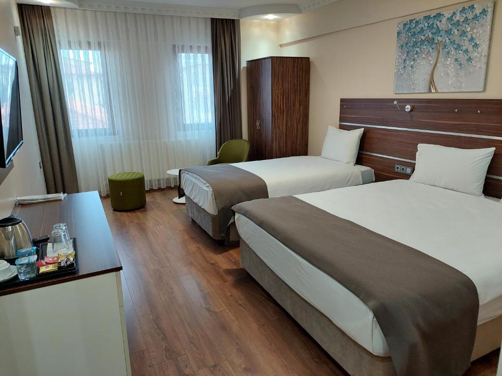 锡瓦斯BEYAZ İNCİ OTEL的酒店客房设有两张床和电视。