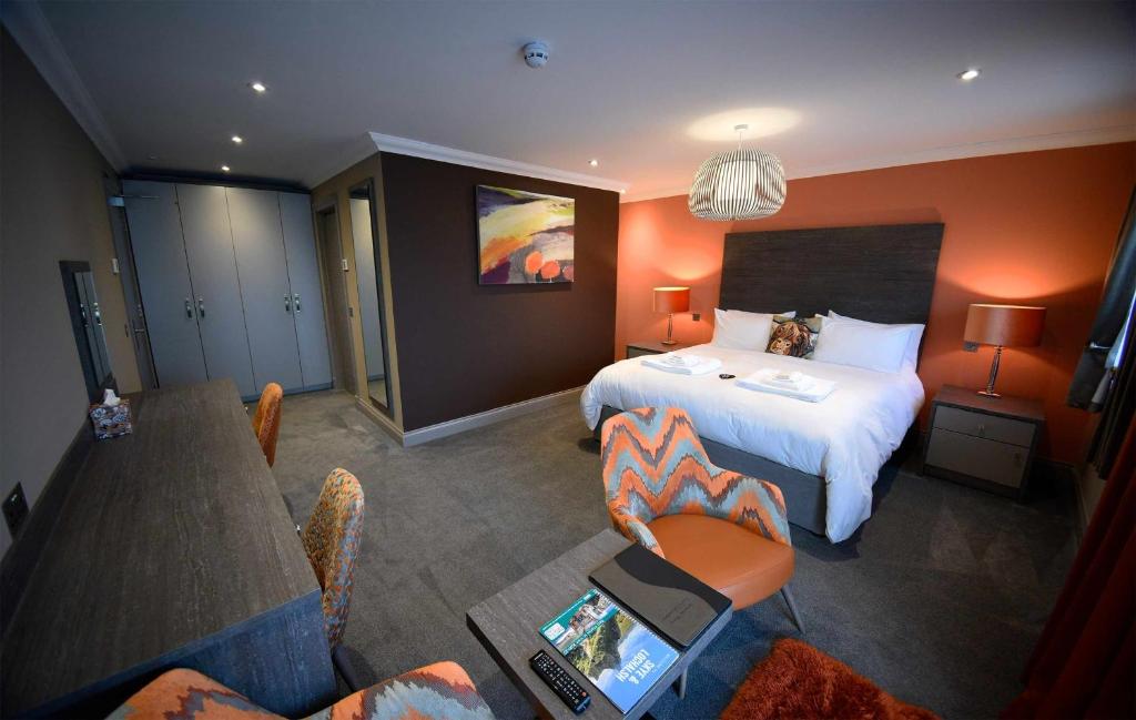 波特里Taransay House, Small Hotel的酒店客房带一张床、一张桌子和椅子