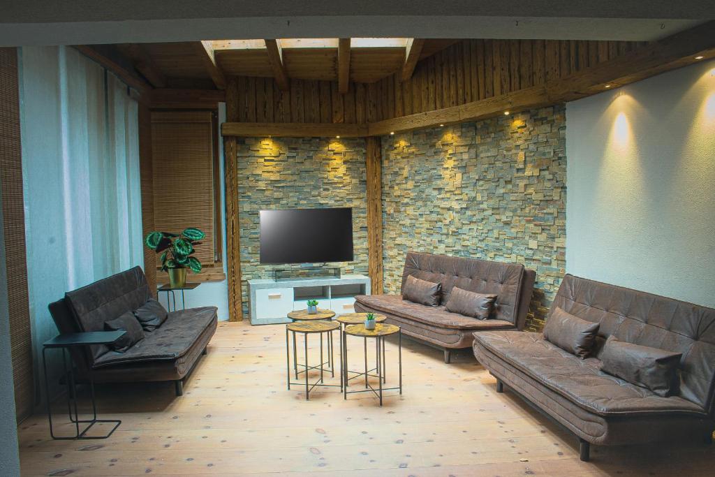 迈尔霍芬EMMA´s Chalet的客厅配有两张沙发和一台电视机