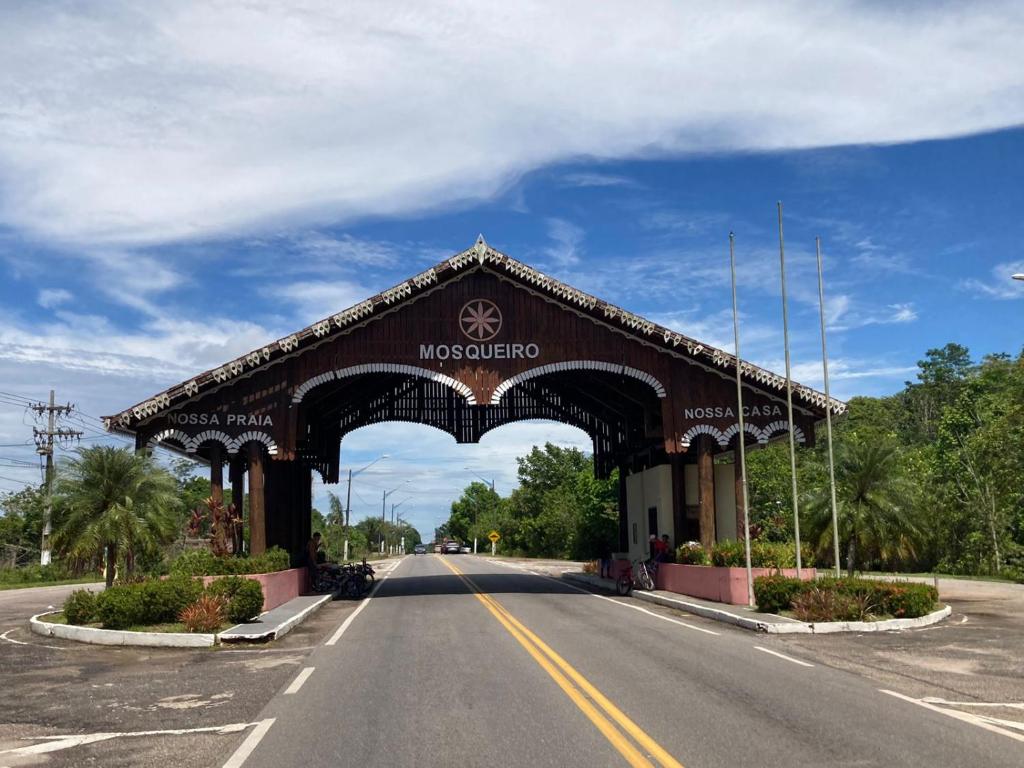 贝伦Casa de praia no Ariramba, Mosqueiro, Belém/PA.的一条有拱门的道路