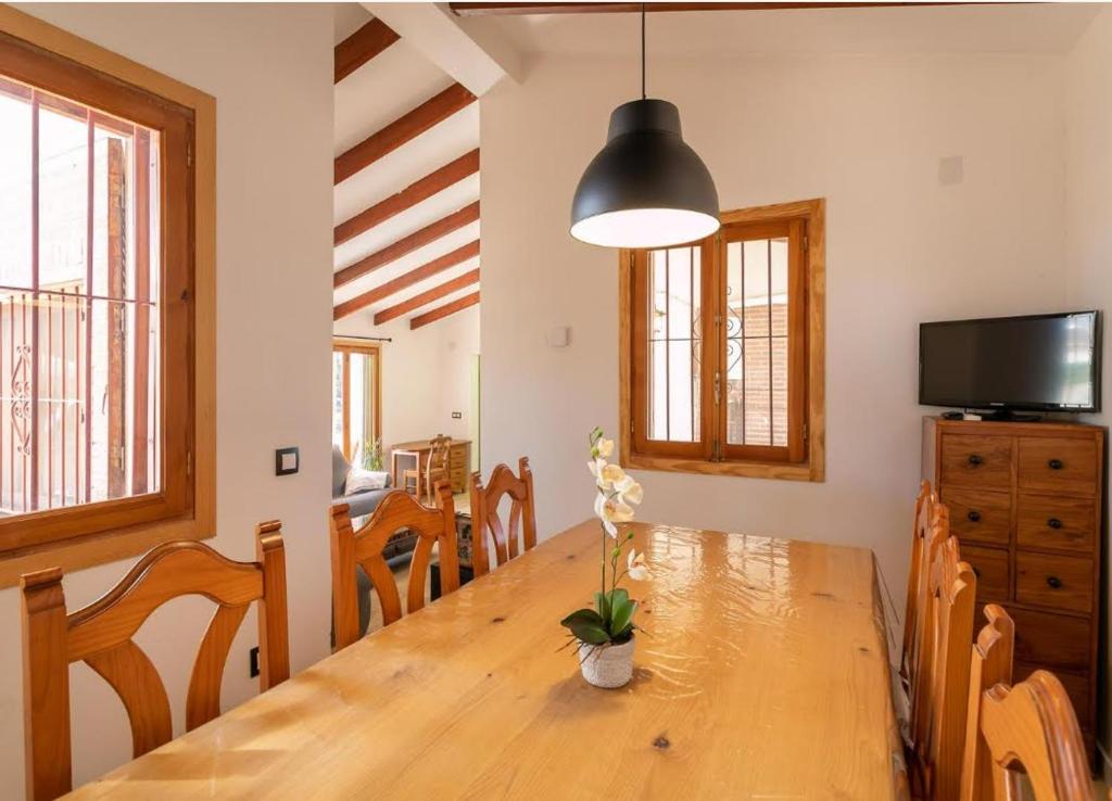 布索特Las Yucas rural house的一间带木桌和椅子的用餐室