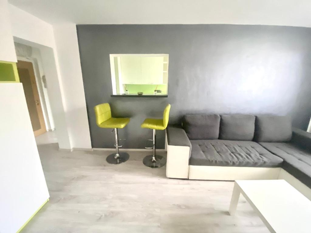 布加勒斯特CASA DIEGO的客厅配有沙发和2把黄色椅子