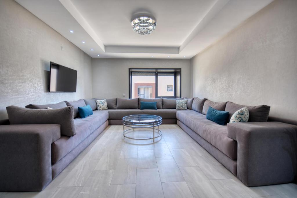 塔哈佐特Medina Bay Taghazout 4 or 5 PX Luxe的客厅配有大沙发和桌子