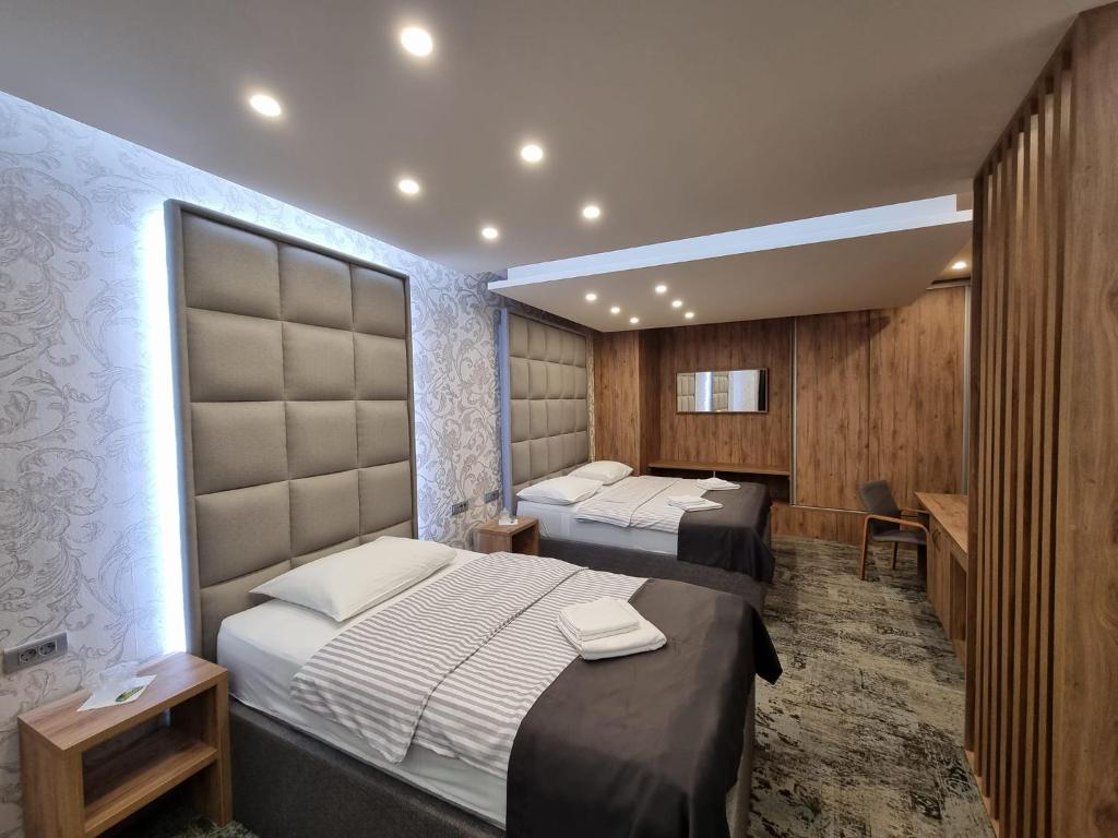 维特兹博尔汽车旅馆的酒店客房配有两张床和一张书桌