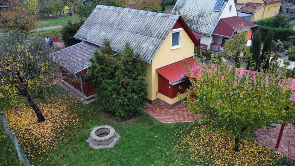 欧罗什哈佐Napfény nyaraló的享有带庭院的房屋的空中景致