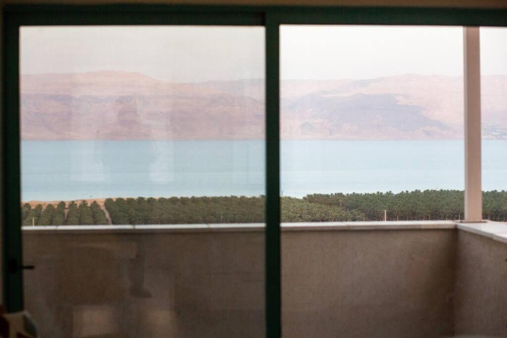 Ovnatfamily apartment Dead-sea view的从窗口欣赏水景