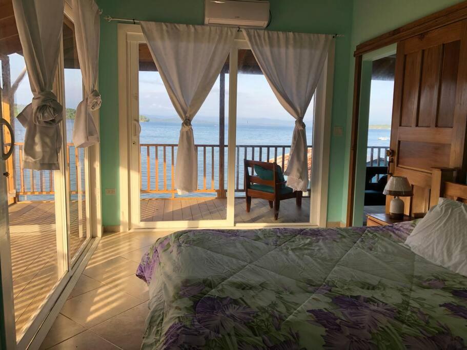 巴斯蒂门多斯Sunset View的一间卧室配有一张床,享有海景