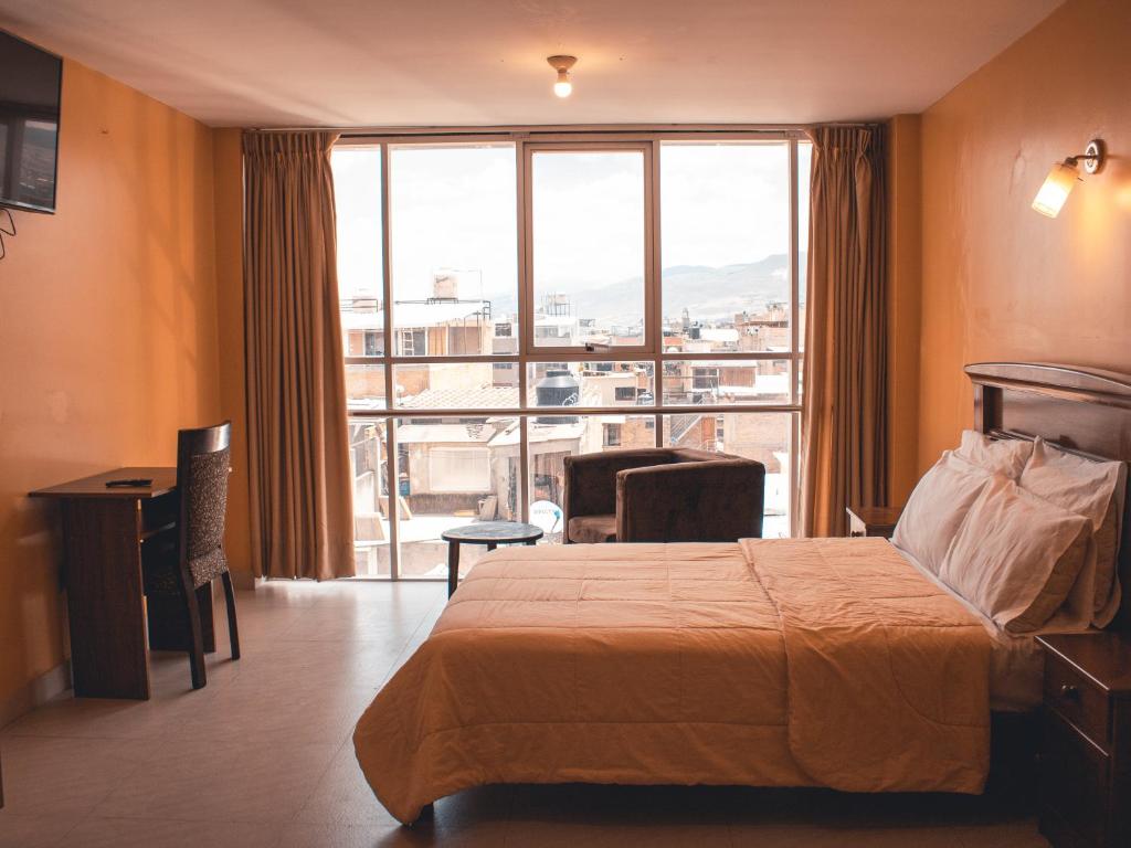 卡哈马卡Marzano的酒店客房设有一张床和一个大窗户