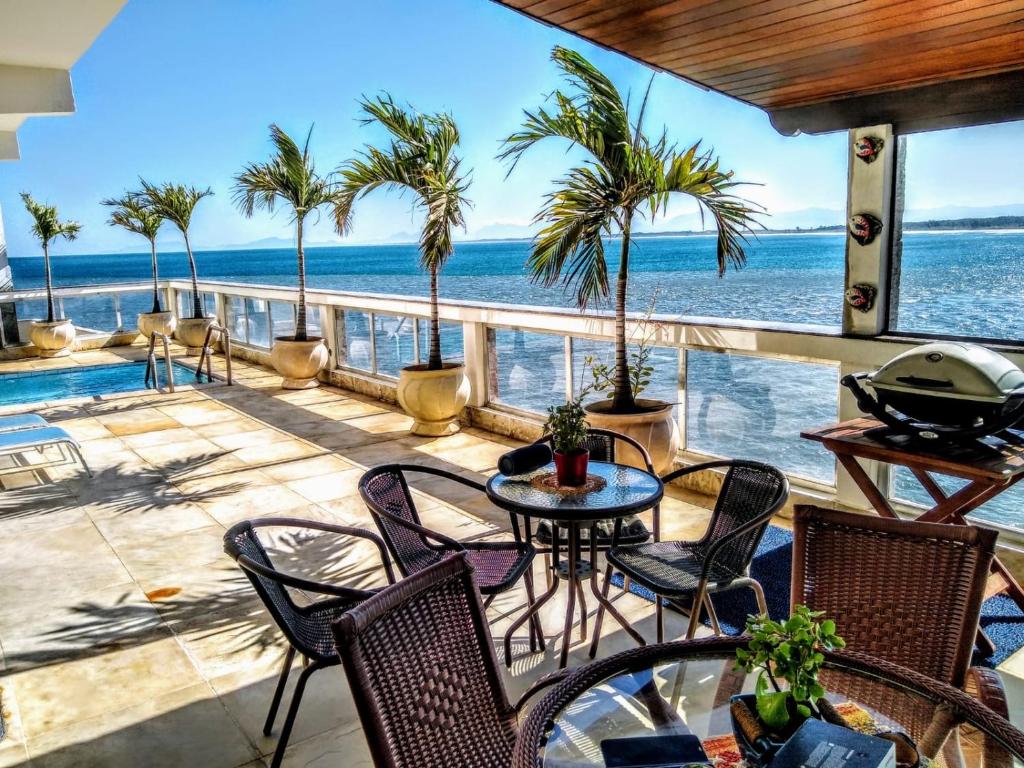 里约热内卢Marambaia Mar的一个带桌椅的庭院和大海
