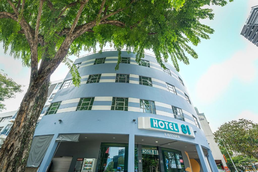新加坡Hotel 81 Lavender的树前有酒店标志的建筑
