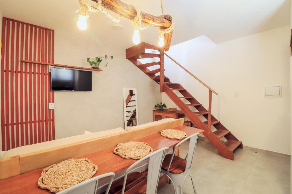杰里科科拉Apartamento Manay的一间带桌子和楼梯的用餐室
