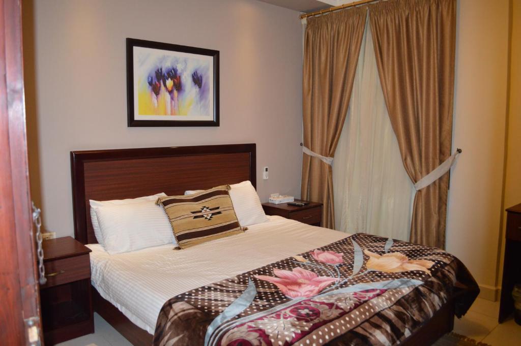 马达巴莎乐美酒店的一间卧室设有一张床和一个窗口