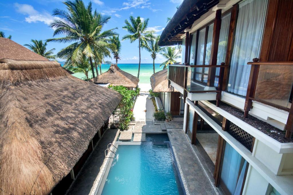长滩岛Harlan Beach Villa Boracay的从度假村的阳台上可欣赏到海景