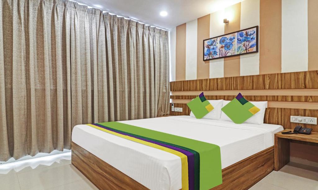 海得拉巴Treebo Trend Arastu Grand的一间卧室,卧室内配有一张大床