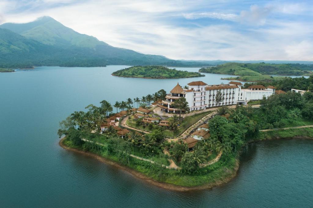 瓦亚纳德Taj Wayanad Resort & Spa, Kerala的水体中间的一个岛屿