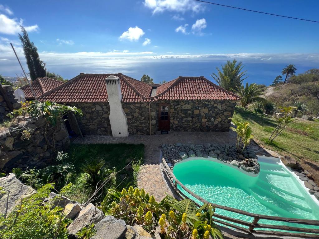 El PinilloVilla Awara by Rural La Palma的一座带游泳池的房子的图象