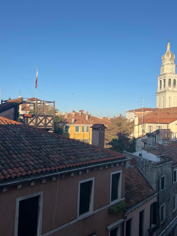 威尼斯Cà Lin Venice Zimmer的享有钟楼和屋顶的城市美景