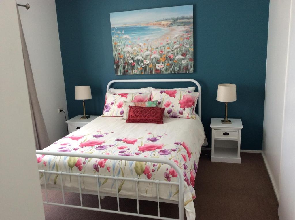MarongCozy Home Style Accommodation的一间卧室配有一张壁画床