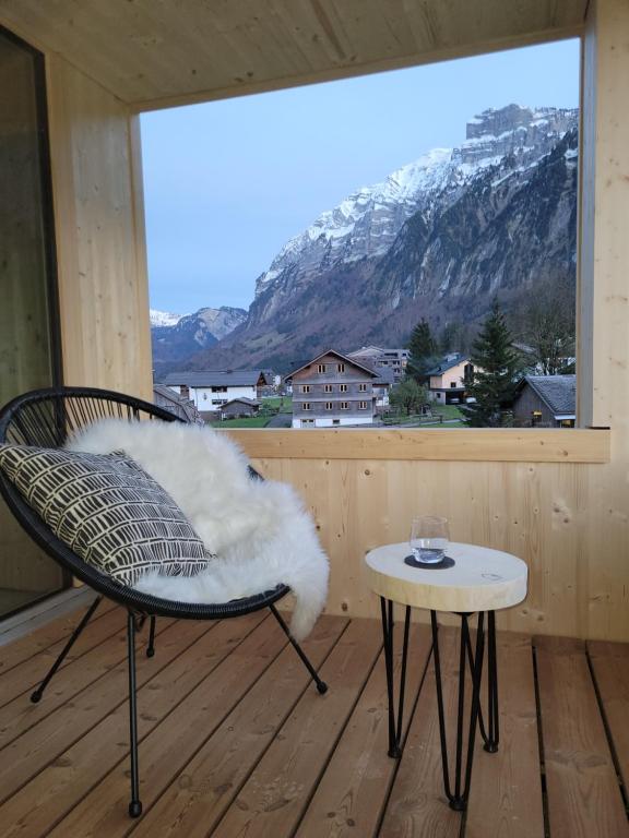 梅劳Haus im WALDner的山景阳台上的桌椅