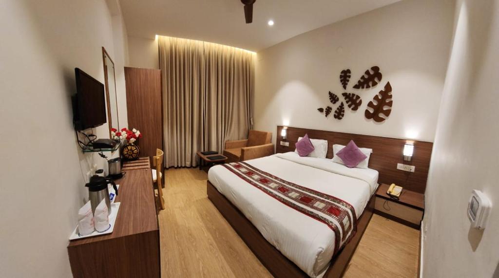 乌代浦Hotel Gorbandh的酒店客房设有一张大床,墙上有心房