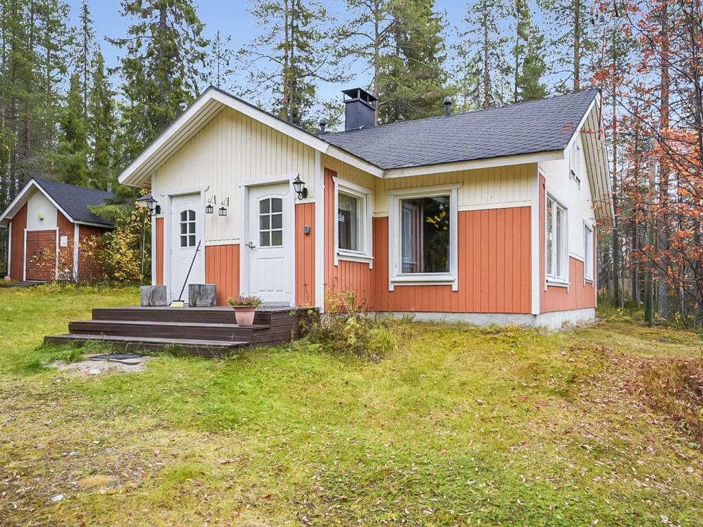 SaapunkiHoliday Home Saapunkijärvi- pitkäperä by Interhome的院子里的白色和橙色小房子
