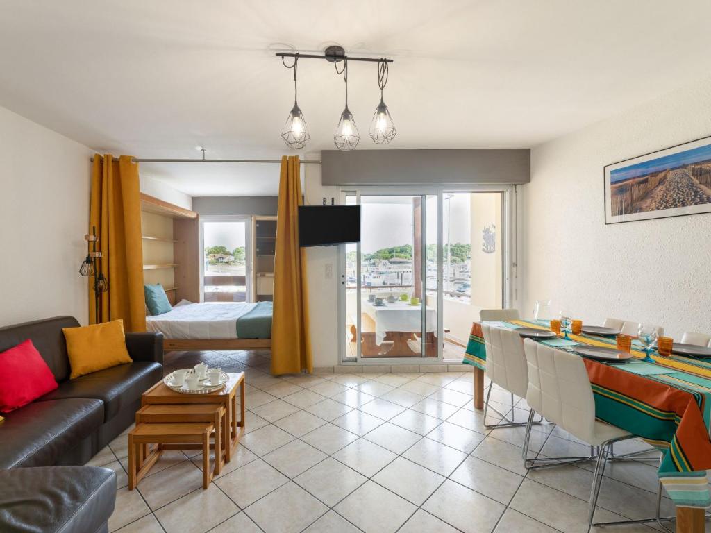 卡布勒通Apartment le Grand Foc-1 by Interhome的带沙发的客厅和用餐室