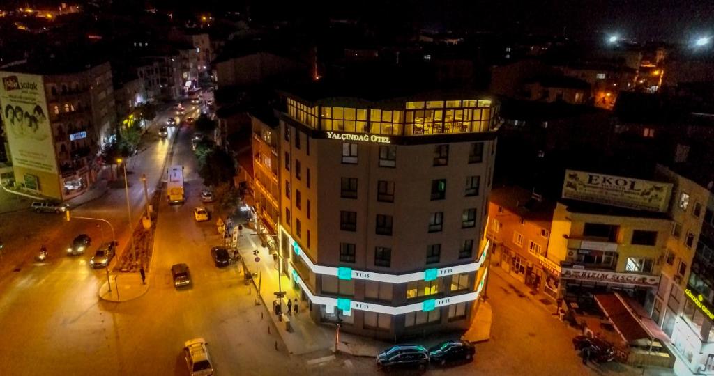 布尔杜尔Yalçındağ Otel Burdur的夜幕降临的城市街道上