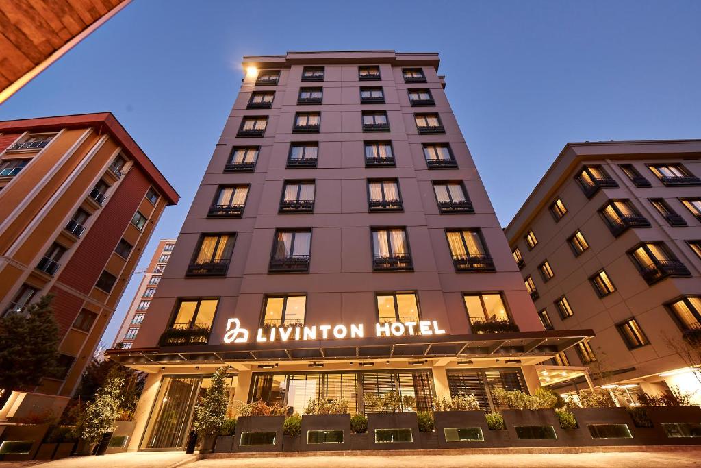 伊斯坦布尔Livinton İstanbul Ataşehir的带有读b livington hotel的标志的建筑