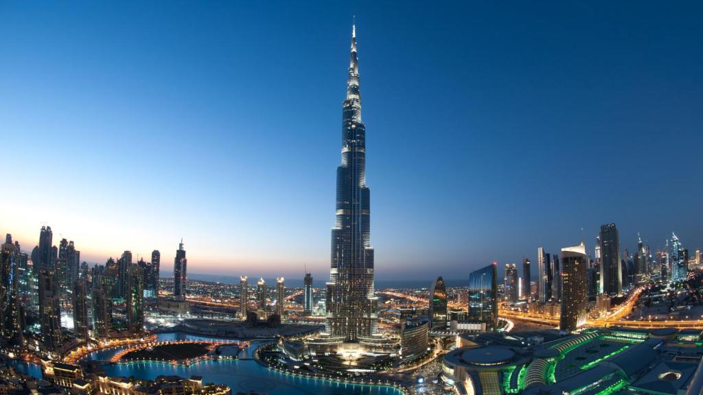 迪拜FAM Living - Mada Residences Downtown Dubai的世界上最高的建筑的 ⁇ 染
