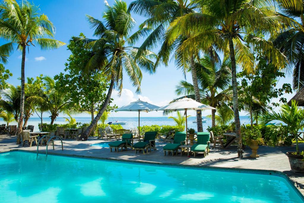 普拉兰大安塞区印度洋旅舍的一座棕榈树和海洋游泳池