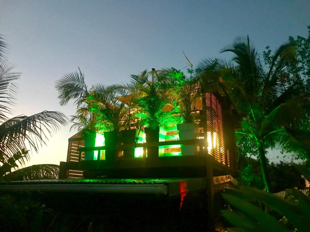 圣吕斯Eden Paradise Ecolodge & Spa的上面有绿灯的建筑