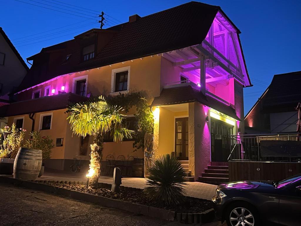 施魏根-雷希滕巴赫Rebstöckel的前面有紫色灯的房子