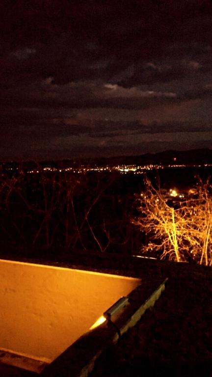 Villa a vamos的夜晚带灯光的城市景观