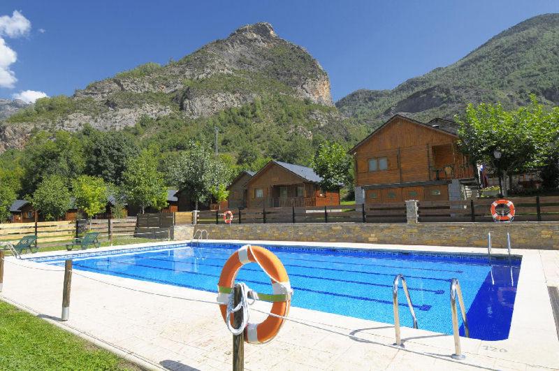 维拉诺瓦博尔达阿纳德特简易别墅酒店的山前的游泳池