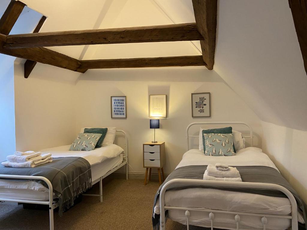 金斯林Grade II Listed 2 Bed Cottage with Free Parking的带2张单人床的屋顶客房