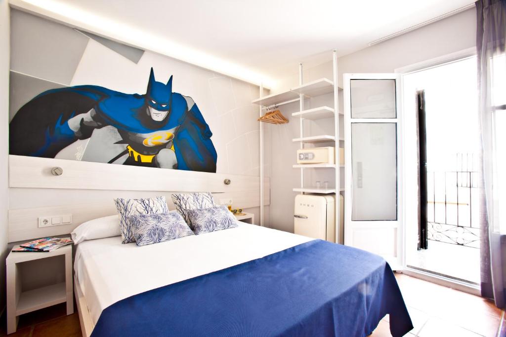 伊维萨镇Ryans Pocket的卧室的墙上挂着超级英雄壁画