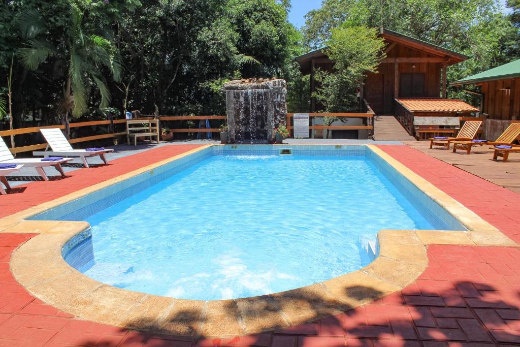 伊瓜苏港帕罗奥罗莎酒店的一个带椅子的大型游泳池