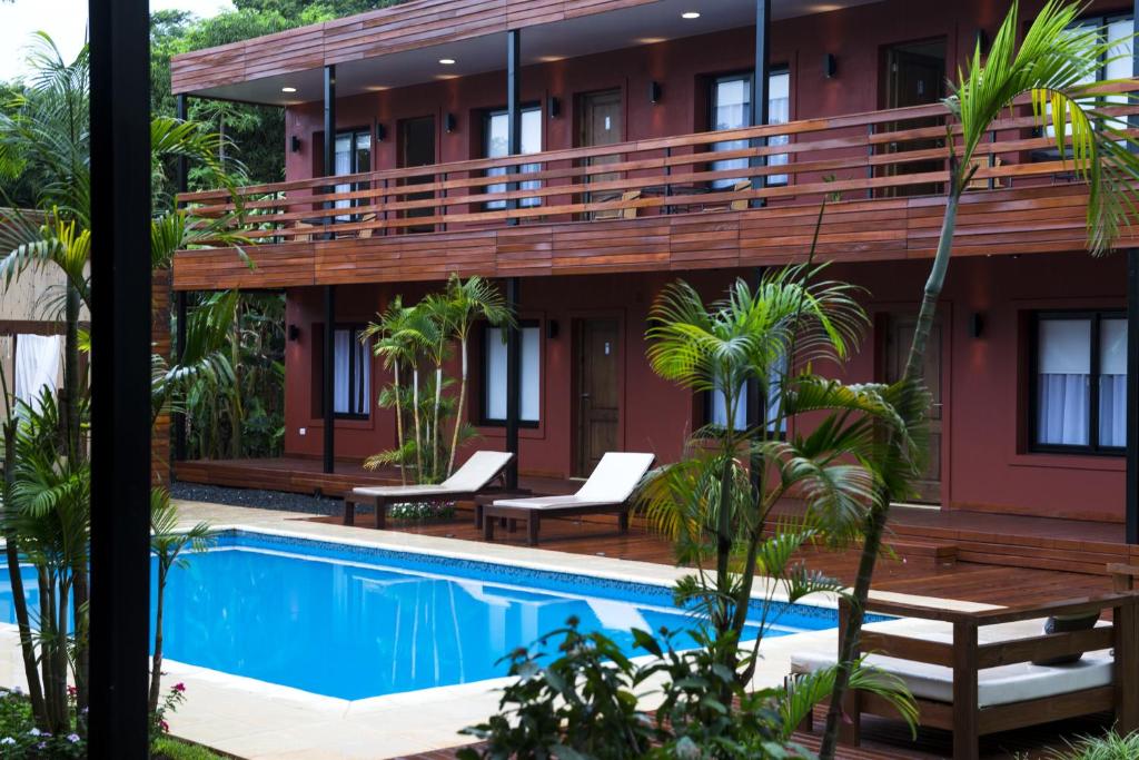 伊瓜苏港哥斯达黎加伊瓜苏公寓式酒店的大楼前设有游泳池的酒店