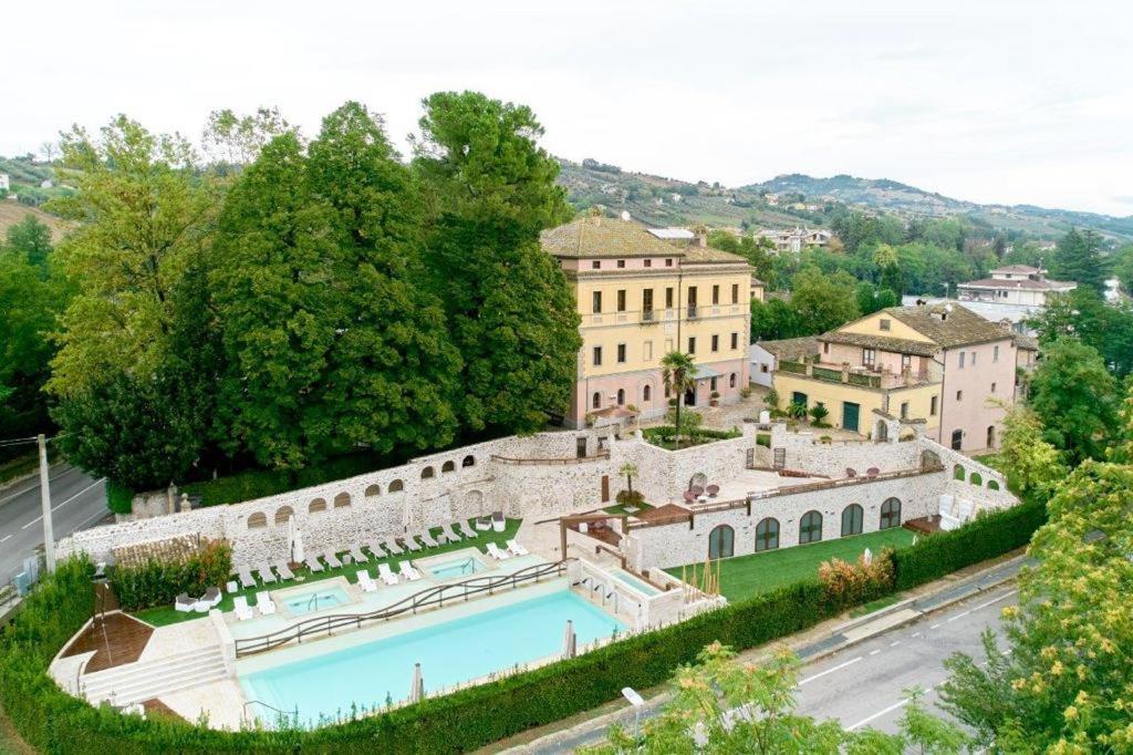 特拉莫Hotel Corte dei Tini的享有带游泳池的建筑的空中景致