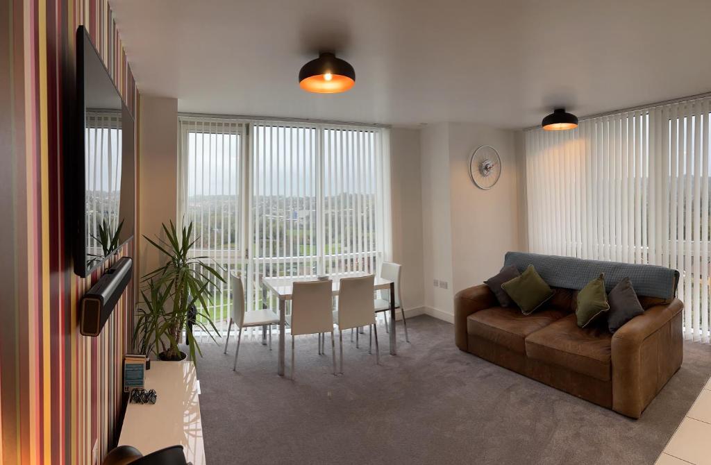 赫默尔亨普斯特德K D Tower Lux Apartment的客厅配有沙发和桌子