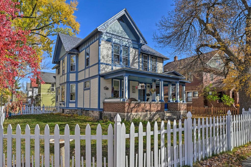 史蒂文斯波因特Victorian Apartment Less Than 1 Mi to Wisconsin River的白色的蓝色房屋,设有白色的栅栏