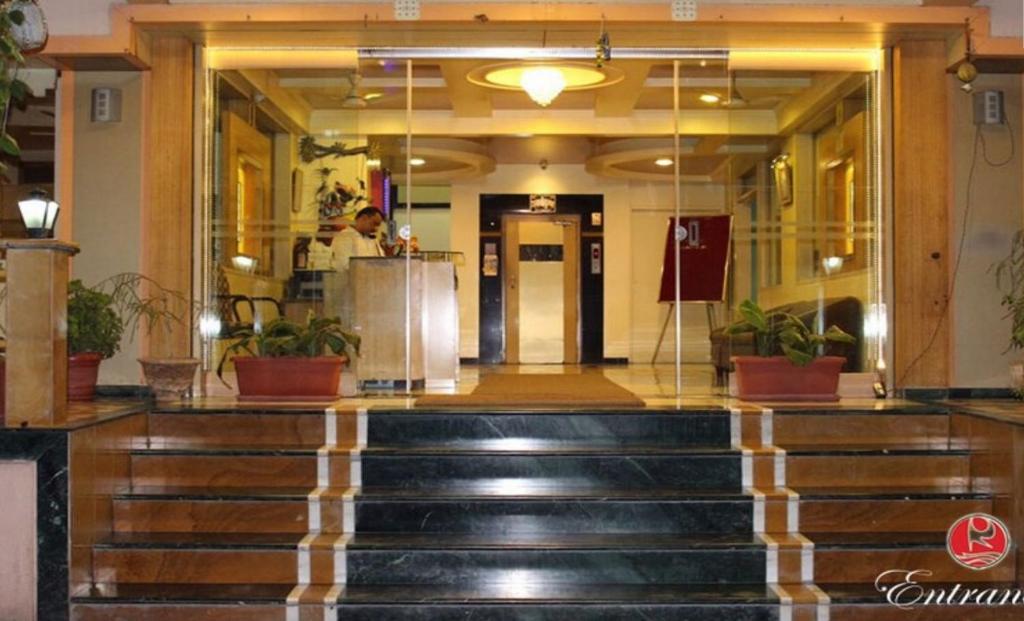 楠代德Ramakrishna International的大楼的大堂,设有通往入口的楼梯