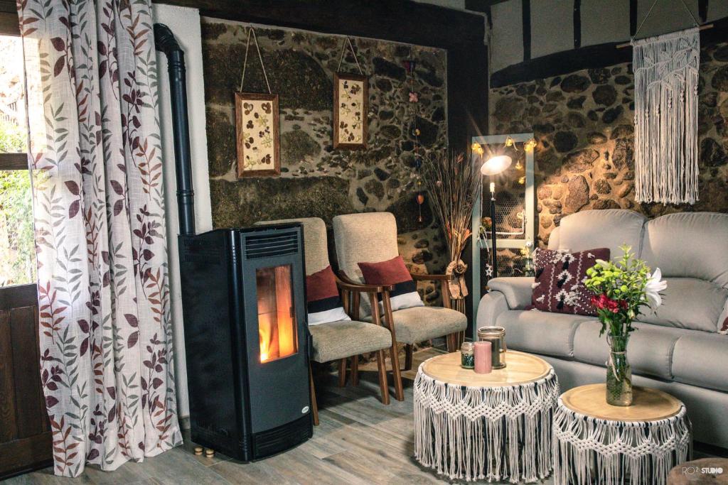 卡韦苏埃拉德尔瓦列赫尔特乡村民宿的客厅设有壁炉和沙发。